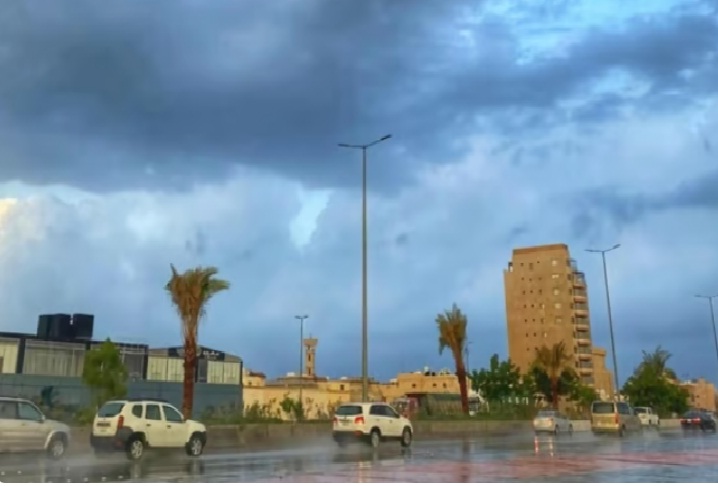 «الأرصاد» عن طقس السبت: نشاط للرياح المثيرة للأتربة وأمطار على عدة مناطق