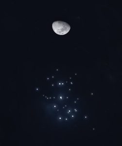 «فلكية جدة»: اقتران القمر الأحدب بعنقود نجوم الثريا في سماء المملكة مساء اليوم