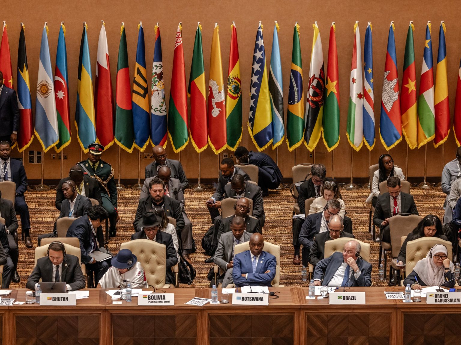 كيف تمثل قمة الجنوب في أوغندا شكلا للصراع الصيني الأميركي في أفريقيا؟