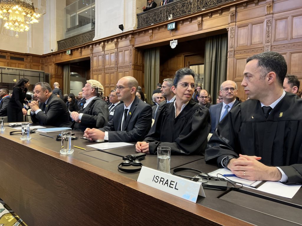 كاتب إسرائيلي: لو أوصلنا جهاز كشف الكذب بمحامينا في لاهاي لانهارت شبكة الكهرباء