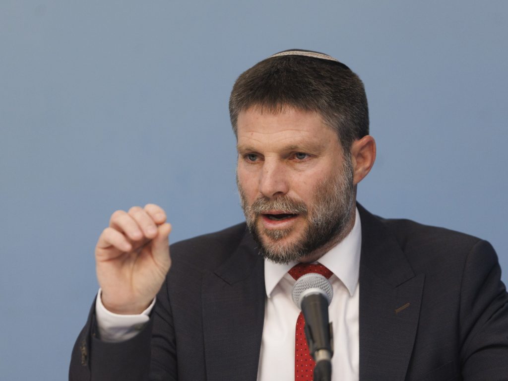 سموترتيش يأمر بمصادرة أموال فلسطينية لتعويض “ضحايا الإرهاب”