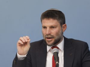 سموترتيش يأمر بمصادرة أموال فلسطينية لتعويض “ضحايا الإرهاب”