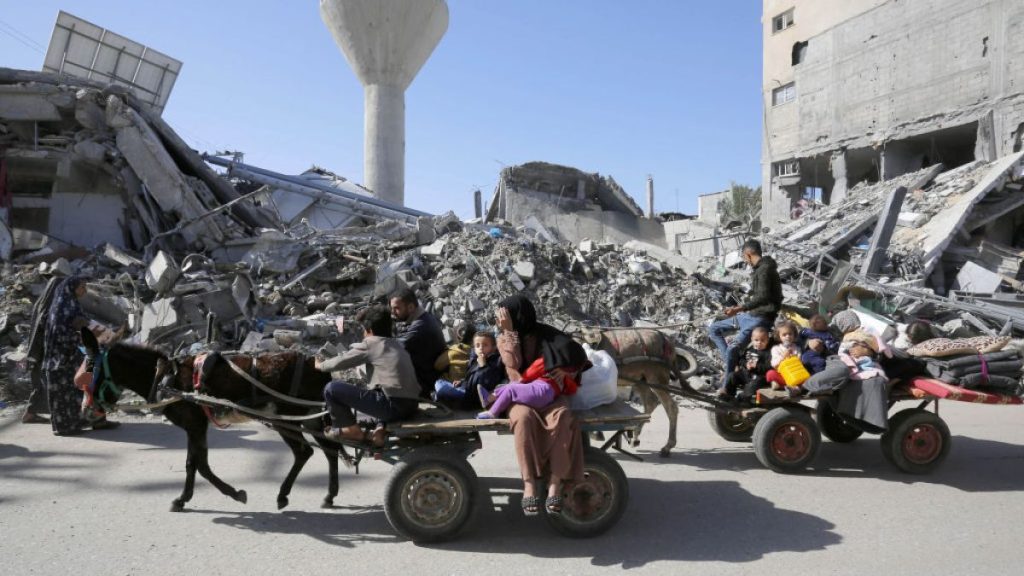 بالصور.. في ظل غياب الوقود الكارو وسيلة نقل وانتقال بغزة