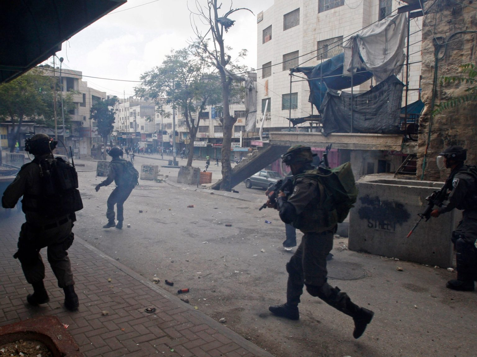 شهداء في قصف نابلس وطولكرم بمسيّرتين إسرائيليتين واقتحامات بالضفة