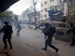 شهداء في قصف نابلس وطولكرم بمسيّرتين إسرائيليتين واقتحامات بالضفة