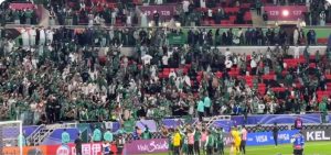 لاعبو الأخضر يحييون الجماهير بعد حسم التأهل للدور الثاني بكأس آسيا 2023 (فيديو)
