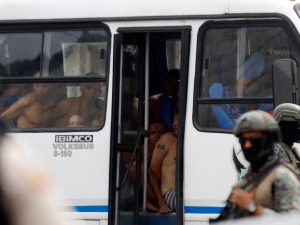 الإكوادور تعتقل العشرات عقب مهاجمة عصابات لأحد المستشفيات