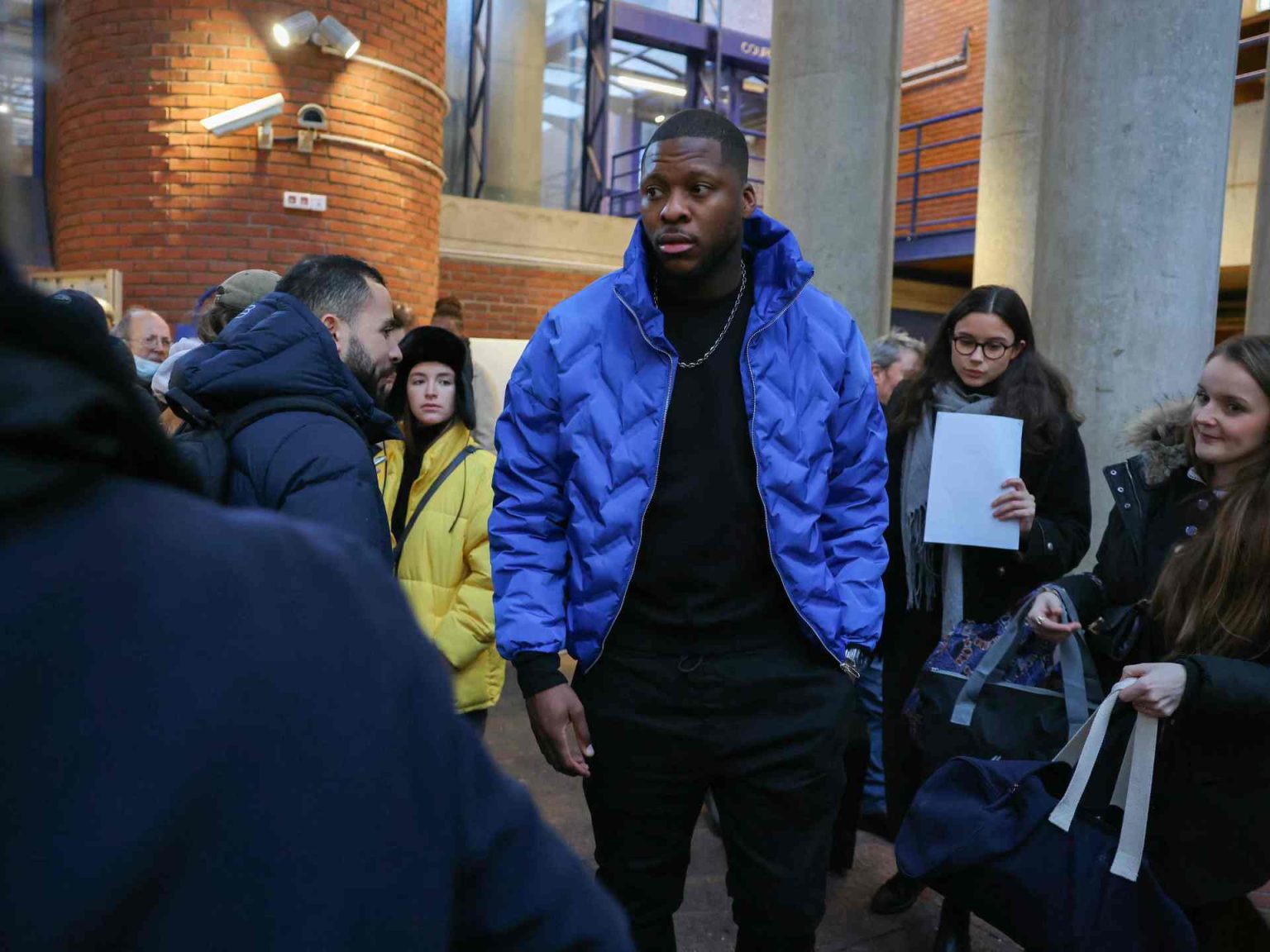 السجن مع وقف التنفيذ لثلاثة شرطيين فرنسيين بتهمة الاعتداء على شاب