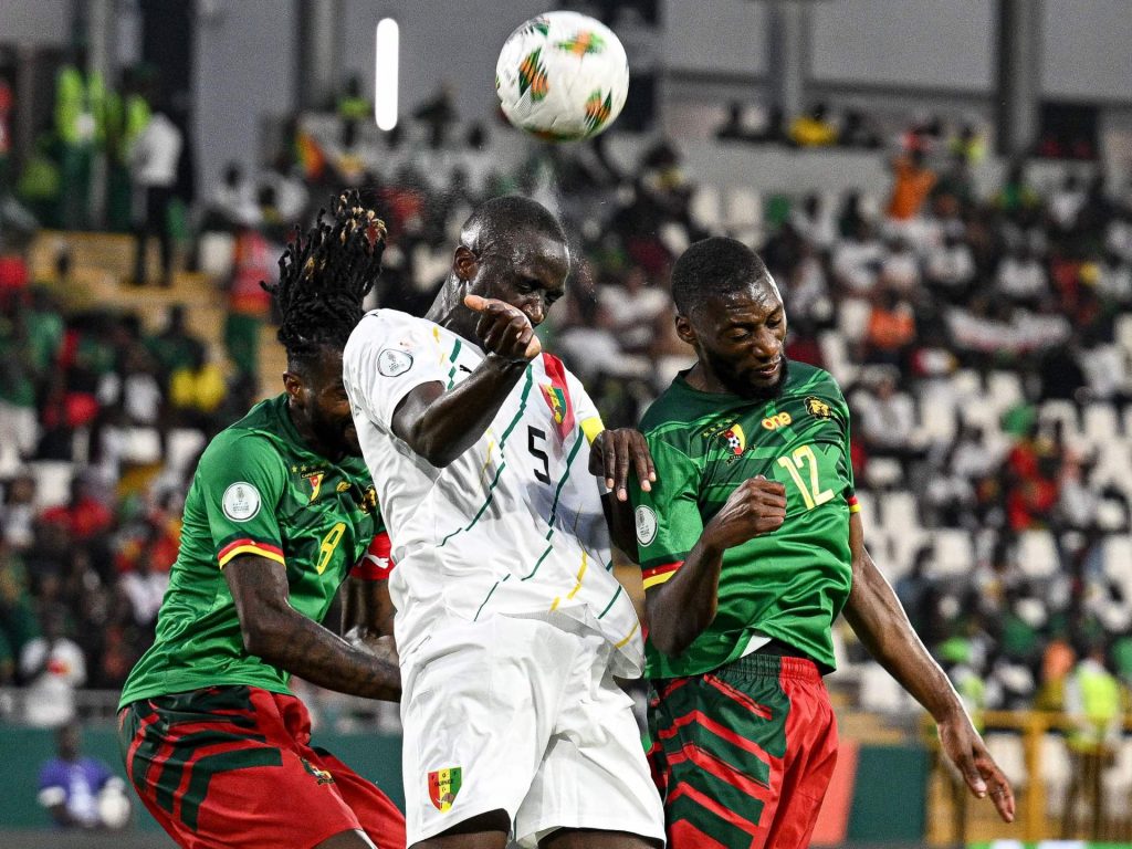 شاهد.. غينيا بـ10 لاعبين تواصل مفاجآت كأس أفريقيا بالتعادل مع الكاميرون