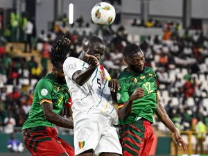 شاهد.. غينيا بـ10 لاعبين تواصل مفاجآت كأس أفريقيا بالتعادل مع الكاميرون