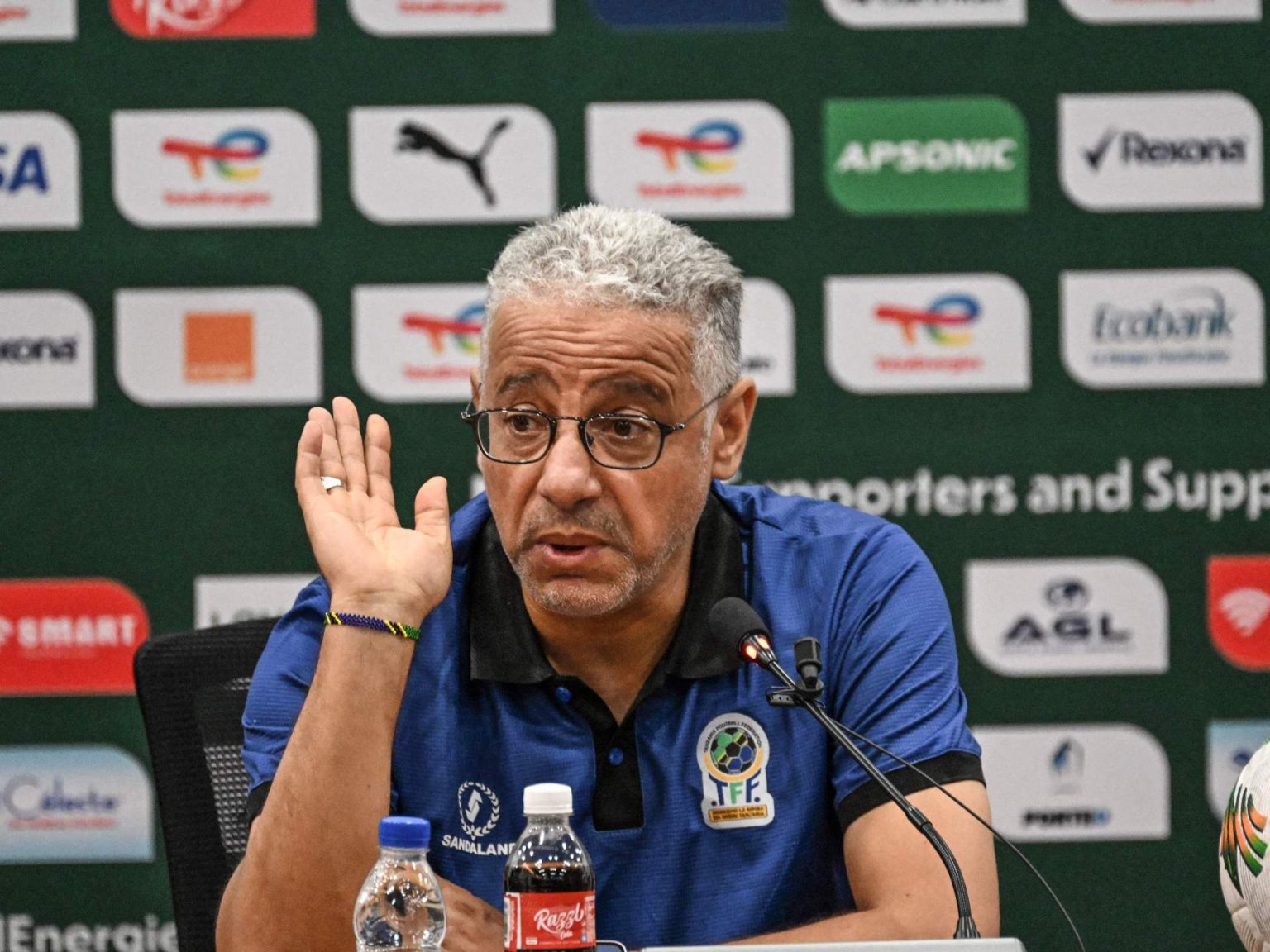 تصريحاته اعتبرت مسيئة لمنتخب المغرب.. “الكاف” يعاقب الجزائري عمروش مدرب تنزانيا