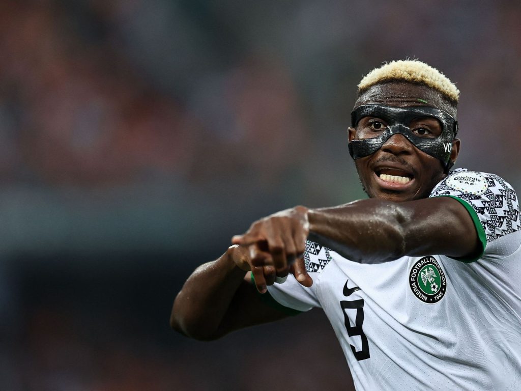 أوسيمين يكشف سبب ارتدائه القناع رغم تعافيه من الإصابة