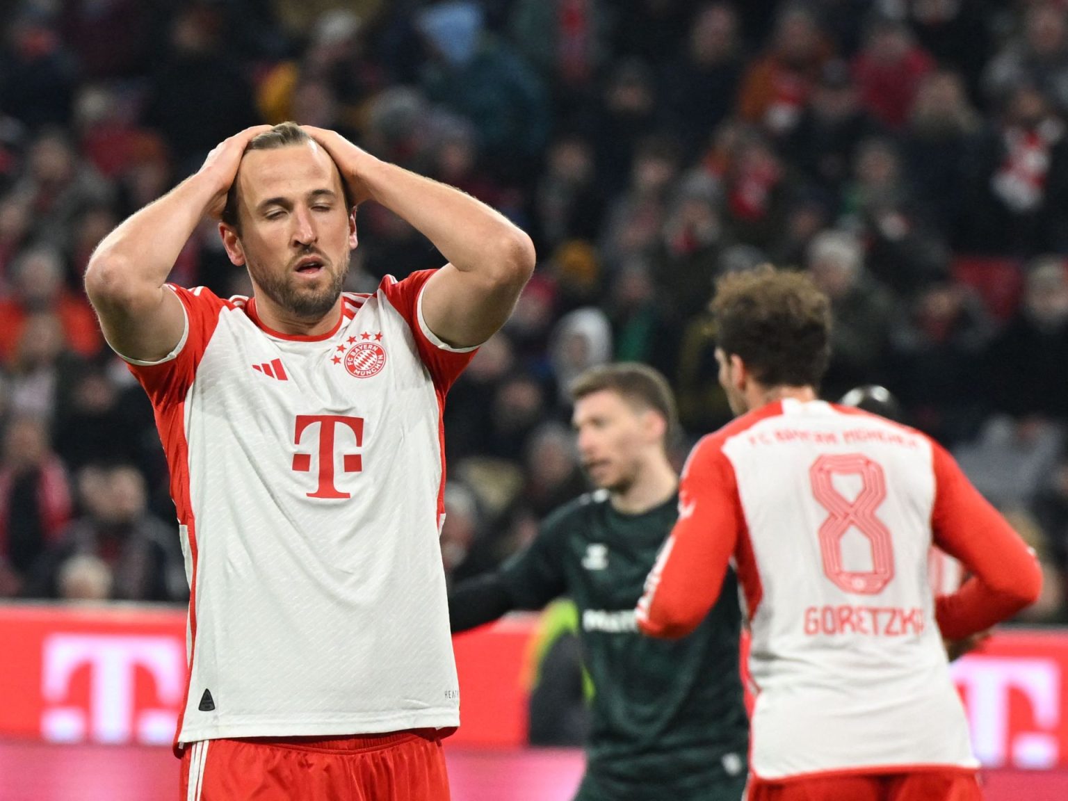 بايرن ميونخ يخسر على أرضه ويبتعد عن صدارة الدوري الألماني