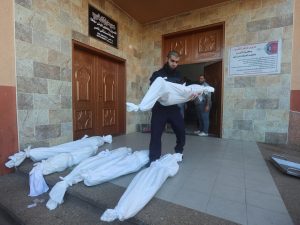 اشتباكات عنيفة وسط غزة وحصيلة الشهداء تتجاوز 23 ألفا و700