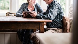 يساعد الكثير من الآباء في دعم الأطفال البالغين الذين تبلغ أعمارهم 34 عامًا