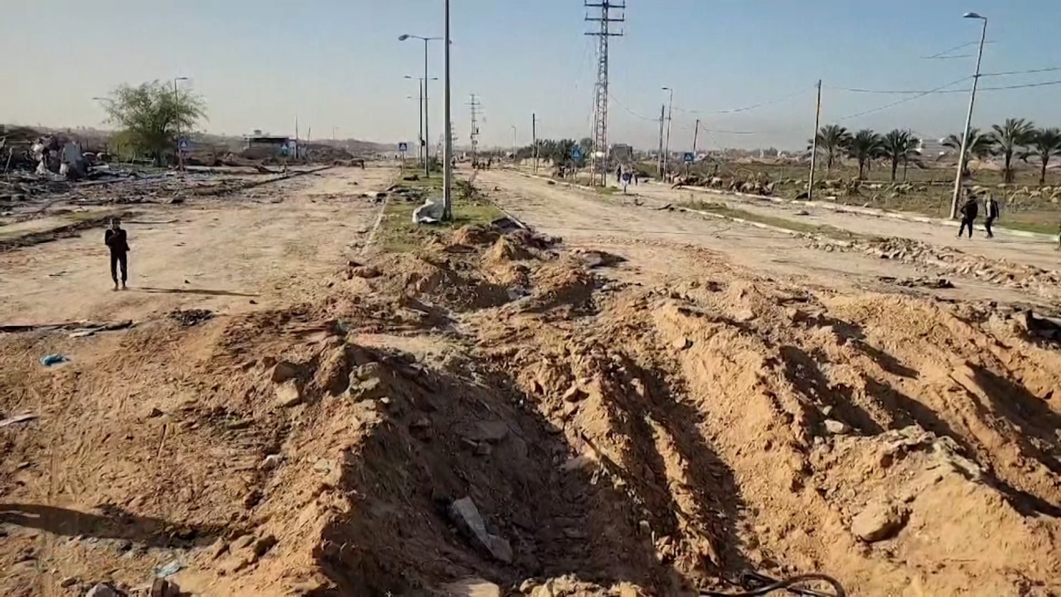 دمار كبير وجثث متحللة في مناطق بوسط قطاع غزة