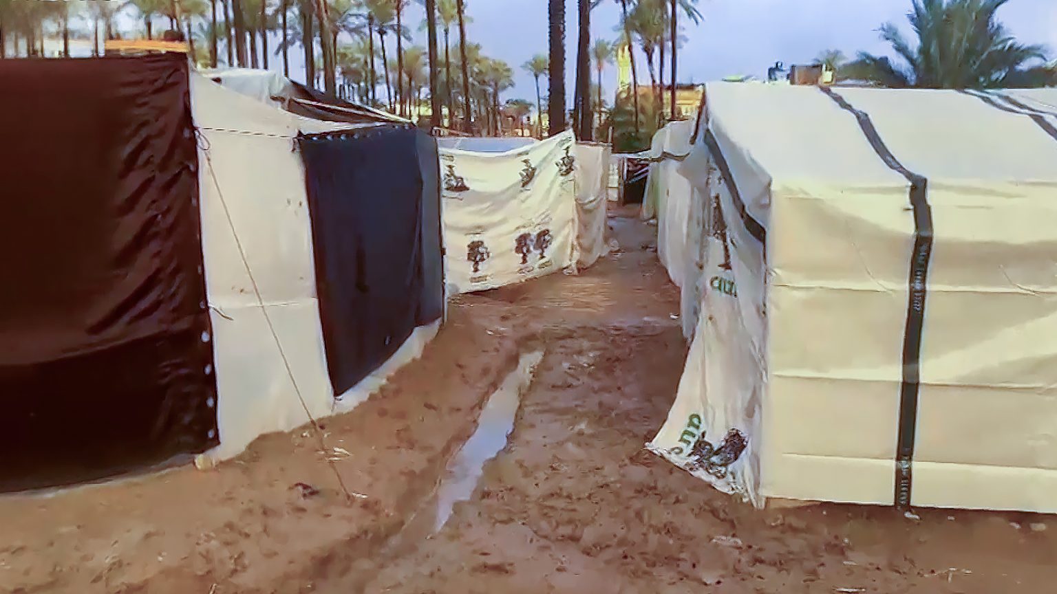 المياه تغمر خيام النازحين في عدة مناطق بغزة