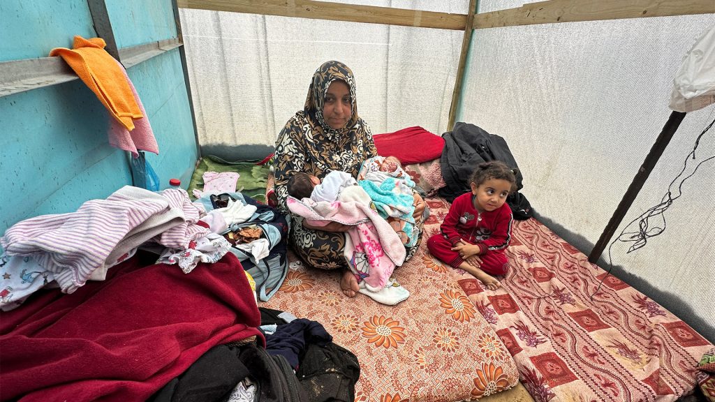 صحف عالمية: نساء غزة يَلِدن في الخيام والمراحيض