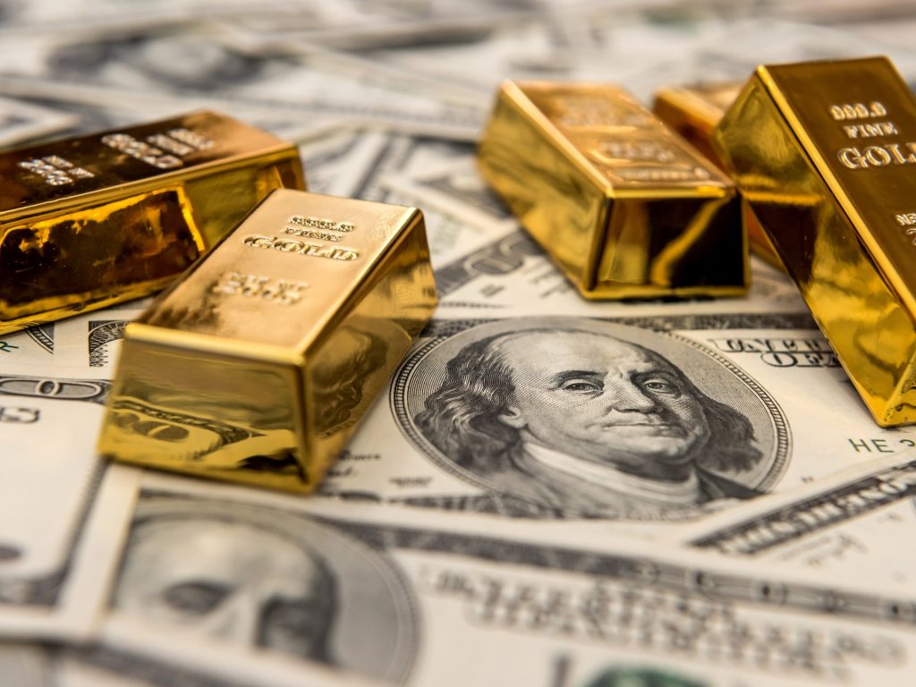 الدولار عند أعلى مستوى في شهر والذهب يستقر