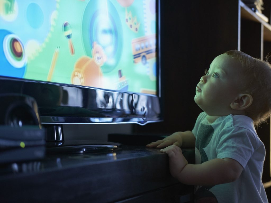 مشاهدة الرضع للتلفاز تؤثر في قدرتهم الحسية لما حولهم