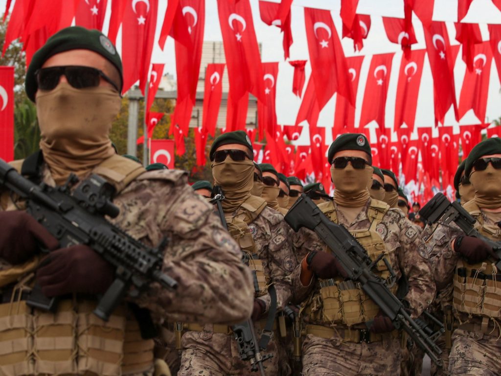 البداية بواتساب وعروض عمل.. ميدل إيست آي: هكذا يجند الموساد عملاءه