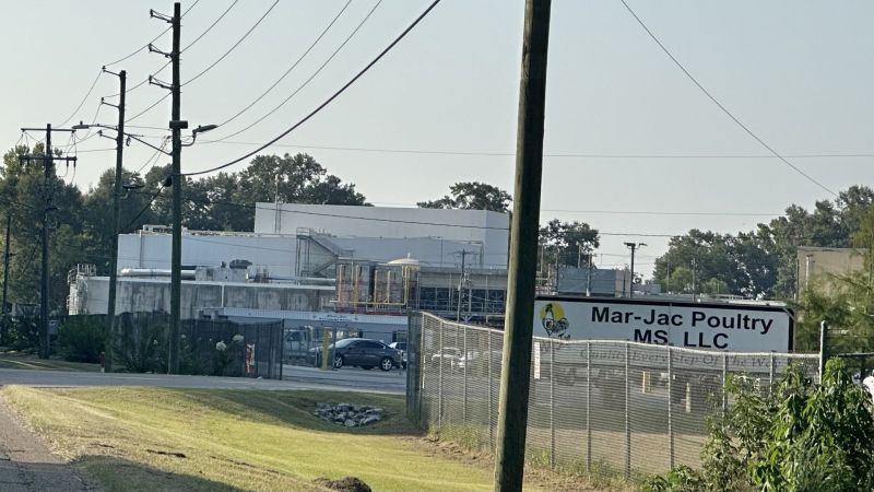 تم فرض غرامة قدرها 212.646 دولارًا أمريكيًا على معالج الدواجن بعد مقتل العامل الثاني، وهو مراهق، على يد الآلة