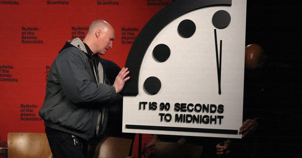 ساعة القيامة في العام الجديد: 90 دقيقة حتى منتصف الليل