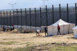 نازحون يغادرون مدينة رفح وسط مخاوف من عملية برية