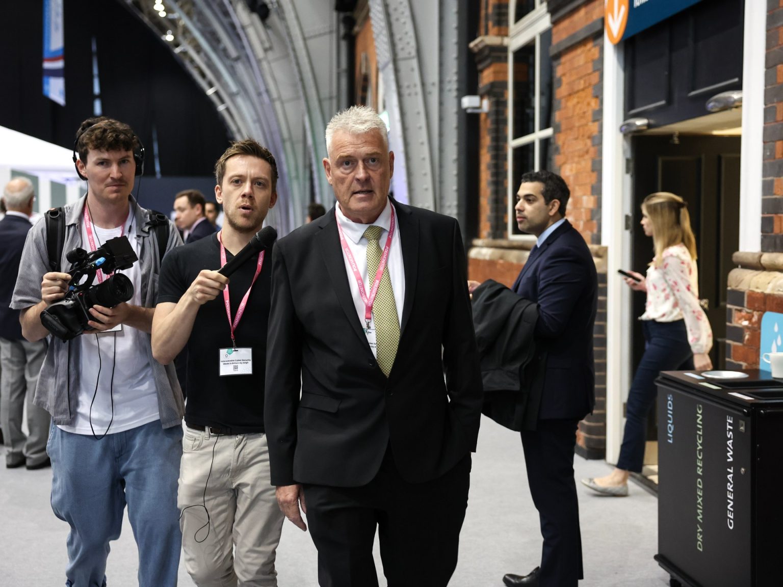 المحافظون في بريطانيا يستبعدون نائبا معاديا للمسلمين