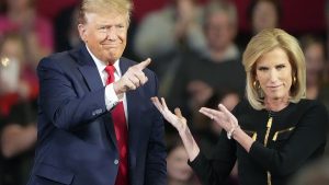 ترامب يشبّه متاعبه القضائية بـ”الاضطهاد” الذي تعرّض له المعارض الروسي أليكسي نافالني