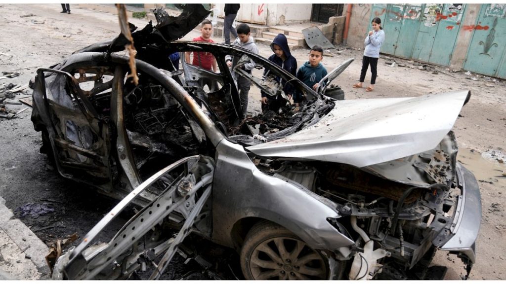 شاهد: مُسيرة إسرائيلية تغتال عضوا في حركة الجهاد الإسلامي في مخيم جنين والأهالي يشيعونه في موكب حاشد