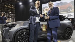 شاهد: “رينو سينيك” تفوز بجائزة أفضل سيارة عائلية لعام 2024 في معرض جنيف