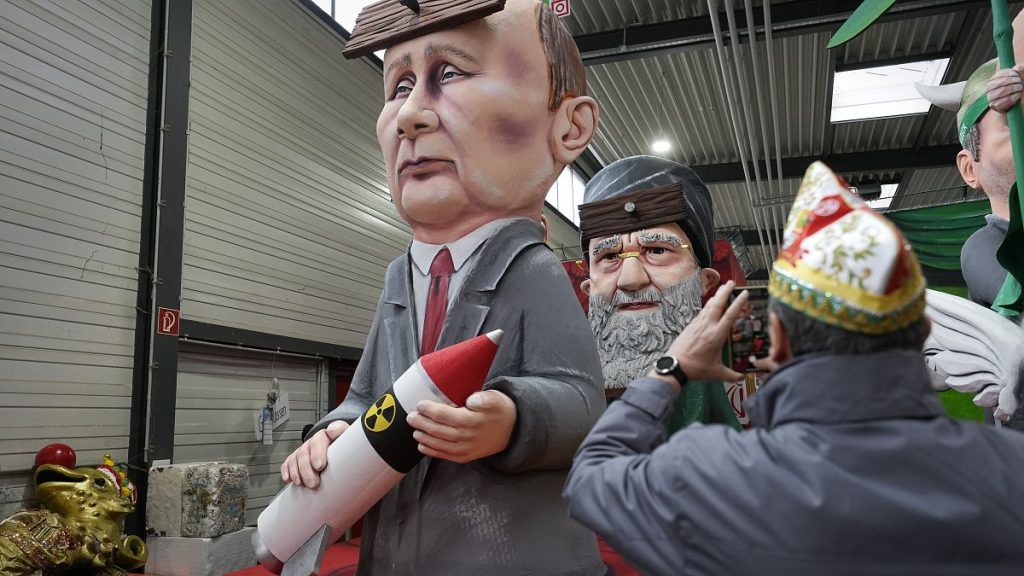 فيديو. شاهد: مجسمات كاريكاتورية للرئيس الروسي والأوكراني في كرنفال كولونيا السنوي