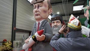 فيديو. شاهد: مجسمات كاريكاتورية للرئيس الروسي والأوكراني في كرنفال كولونيا السنوي