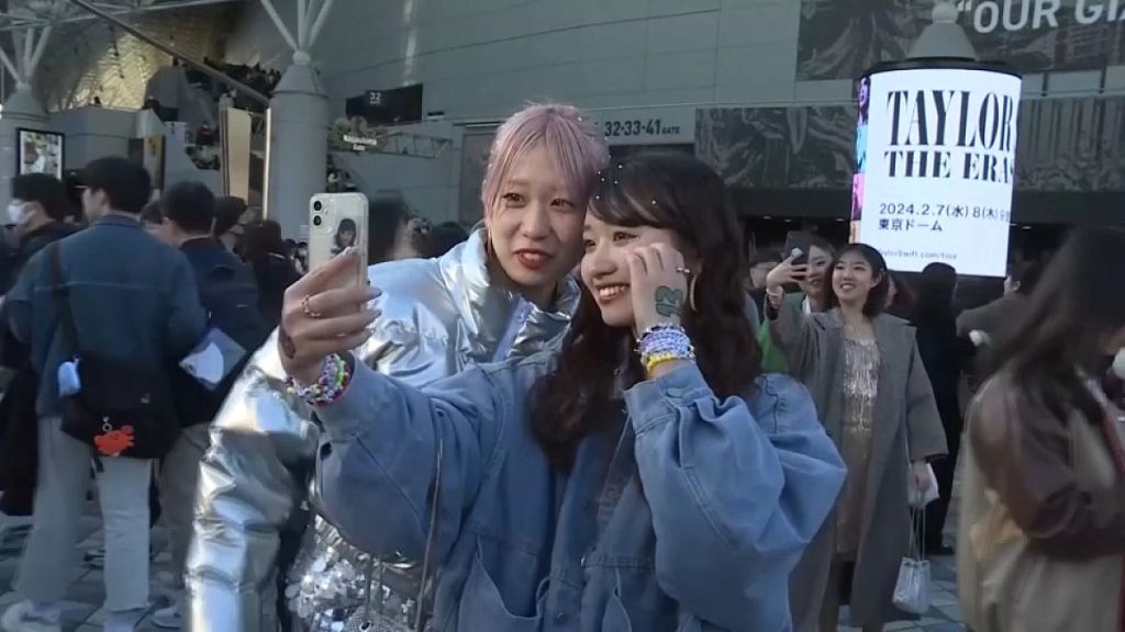 فيديو. شاهد: عشاق تايلور سويفت يحتشدون في طوكيو لحضور أولى حفلات نجمتهم في العاصمة اليابانية