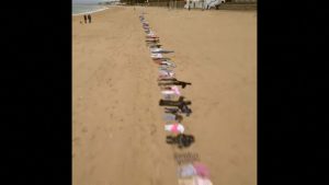 شاهد: ترتيب ثياب أطفال تمثل آلاف القتلى في غزة على طول مسافة 5 كلم من شاطئ إنجليزي