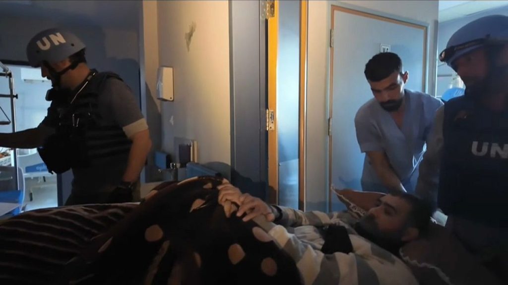 بعد حصار دام أسبوعا.. منظمة الصحة العالمية تجلي 32 مريضا من مستشفى ناصر الطبي في خان يونس