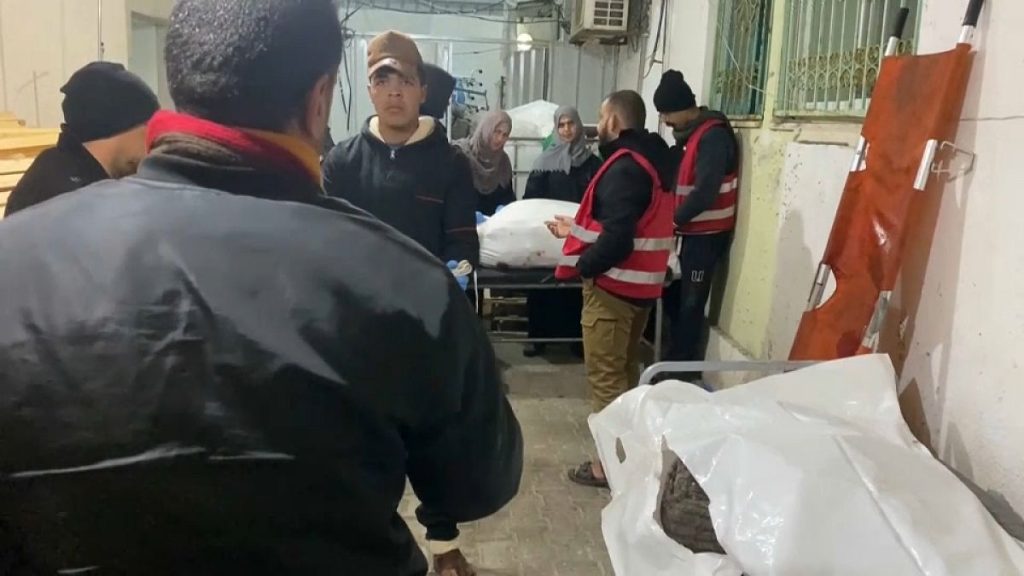 شاهد: قصف شقق سكنية في رفح يودي بحياة 5 أفراد من عائلة واحدة