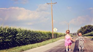 “البطلة الصغيرة”.. فتاة تبلغ من العمر 8 سنوات تنجح في إنقاذ نفسها وشقيقتها من عملية سرقة في أمريكا