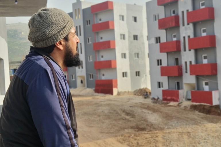 تم تسليم الشقق للعوائل المتضررة من الزلزال(الجزيرة نت)