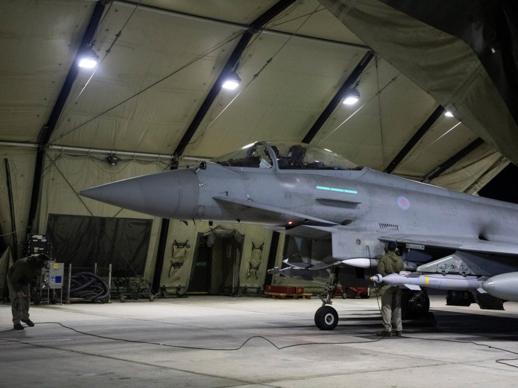 بعد استهدافهم سفينتين.. الحوثيون يتوعدون وليندركينغ يتحدث عن جهود دبلوماسية