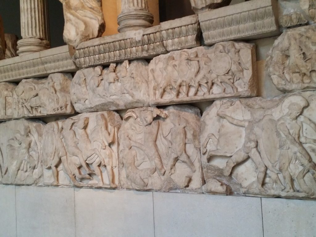 اليونان تغضب لعرض أزياء أمام رخاميات البارثينون