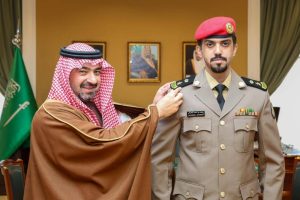 أمير تبوك يُقلّد مساعد قائد أمن الإمارة رتبته الجديدة