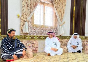 العلكمي ينقل تعازي وزير التعليم لموظف فقد 4 من أبنائه في حريق