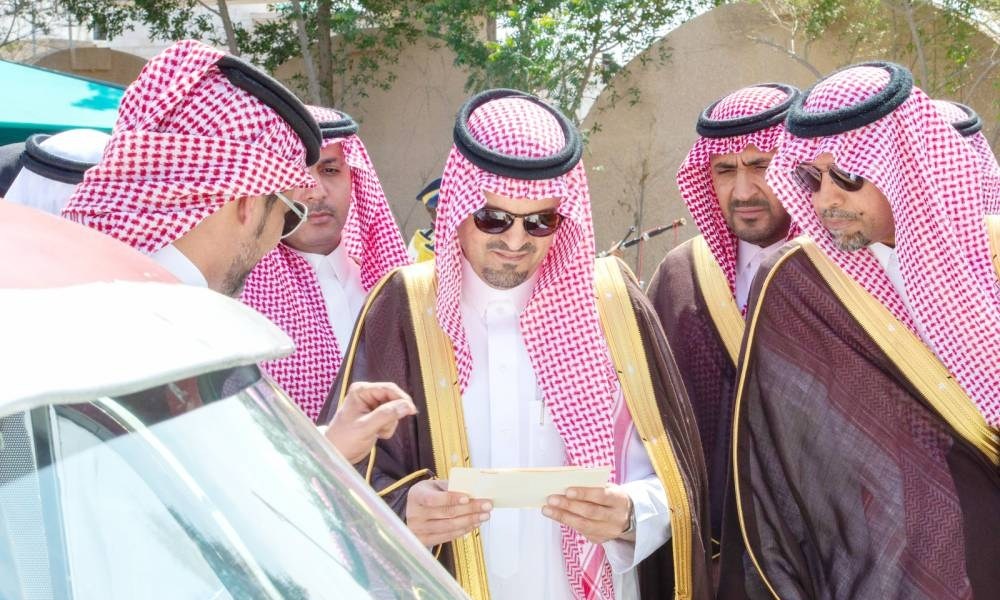 نائب أمير مكة يناقش تسريع المشاريع المتأخرة في الجموم وبحرة