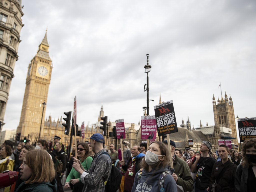 اللاجئون في بريطانيا بين قوارب الموت والإبعاد إلى رواندا