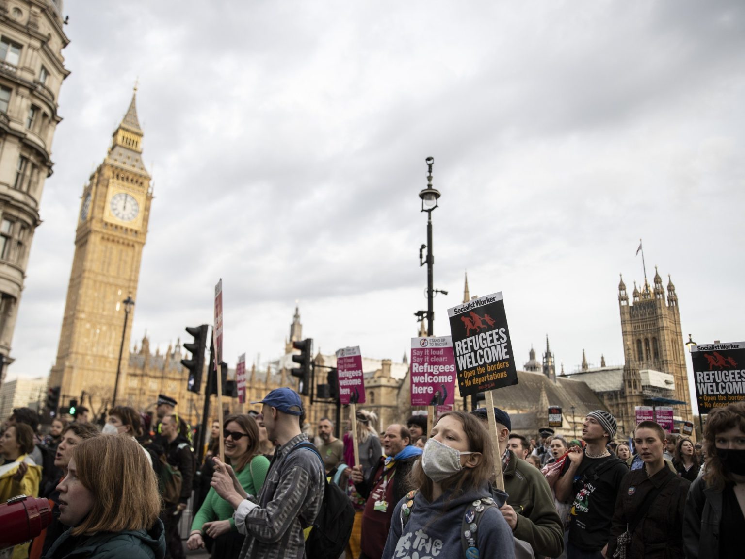 اللاجئون في بريطانيا بين قوارب الموت والإبعاد إلى رواندا