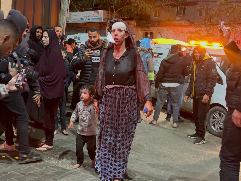 63 شهيدا وعشرات الجرحى بقصف لمنازل ومساجد في رفح