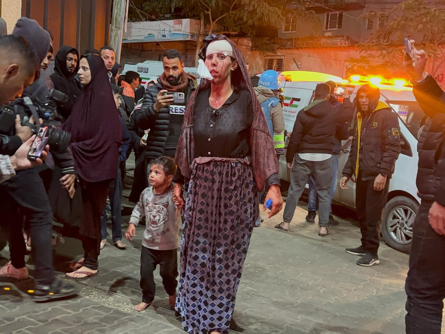 63 شهيدا وعشرات الجرحى بقصف لمنازل ومساجد في رفح