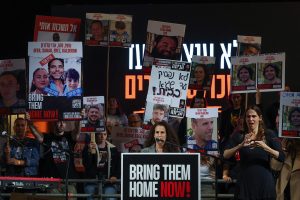 رهينة سابقة لدى حماس: نتنياهو يفكر في نفسه أكثر من تفكيره فينا